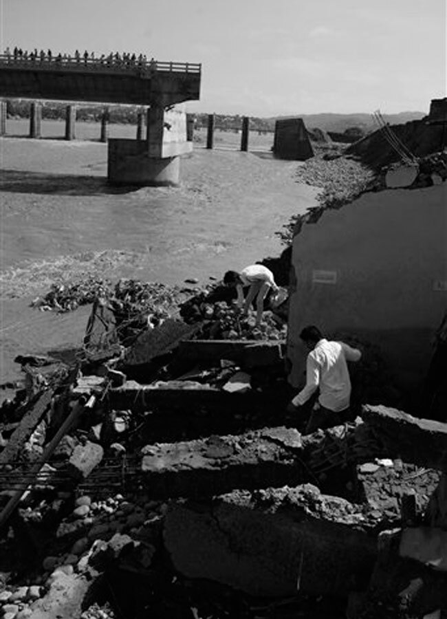 बाढ़ में डूबी राजधानी श्रीनगर, देखें जल प्रलय की तस्वीरें