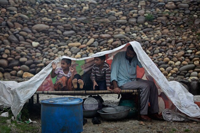 बाढ़ पीड़ि‍तों की मदद के लिए आर्मी ने झोंकी जान