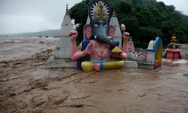 बाढ़ पीड़ि‍तों की मदद के लिए आर्मी ने झोंकी जान