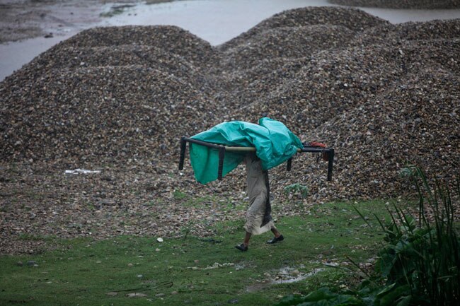 बाढ़ पीड़ि‍तों की मदद के लिए आर्मी ने झोंकी जान