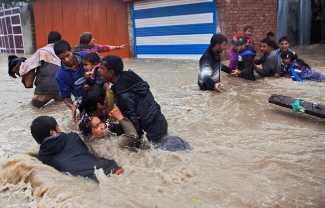 बाढ़ पीड़ि‍तों की मदद के लिए आर्मी ने झोंकी जान