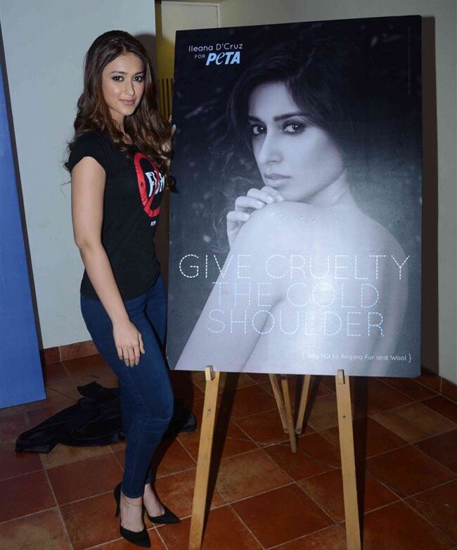 PETA  के लिए बैकलेस हुईं इलियाना डिक्रूज