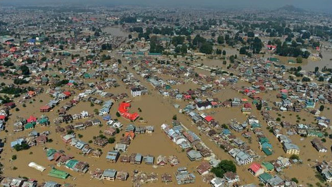 बाढ़ पीड़ि‍तों की मदद के लिए आर्मी ने झोंकी जान