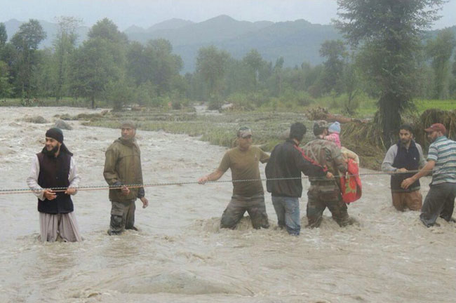बाढ़ पीड़ि‍तों की मदद के लिए आर्मी ने झोंकी जान
