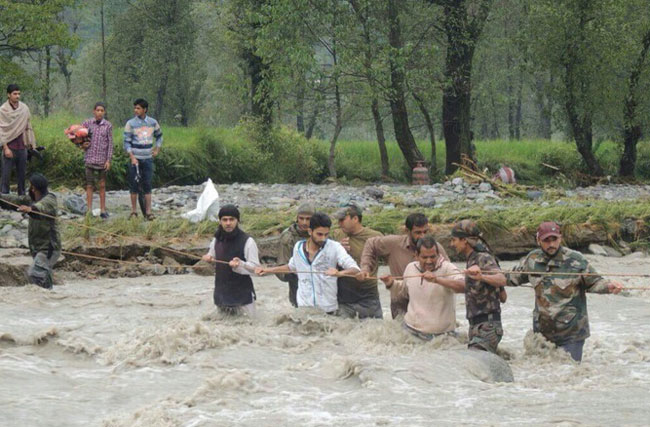 बाढ़ पीड़ि‍तों की मदद के लिए आर्मी ने झोंकी जान