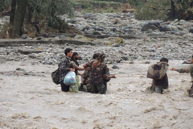 बाढ़ पीड़ि‍तों की मदद के लिए आर्मी ने झोंकी जान
