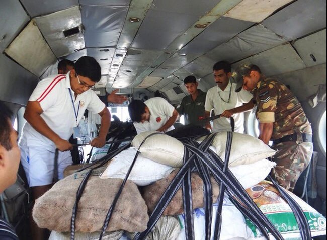 बाढ़ पीड़ि‍तों की मदद के लिए आर्मी ने झोंकी जान