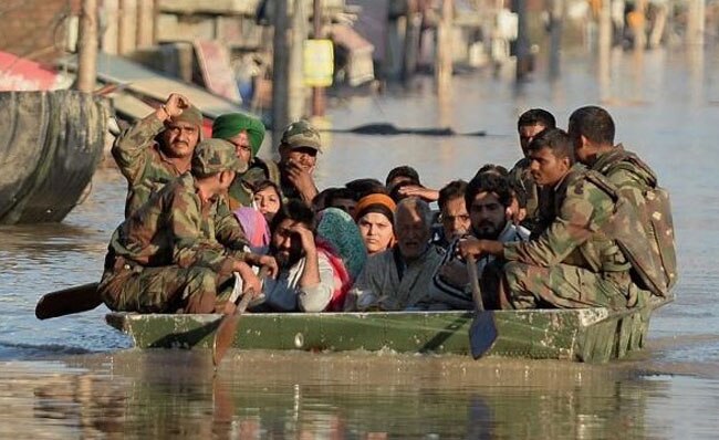 बाढ़ पीड़ि‍तों की मदद के लिए आर्मी ने झोंकी जान