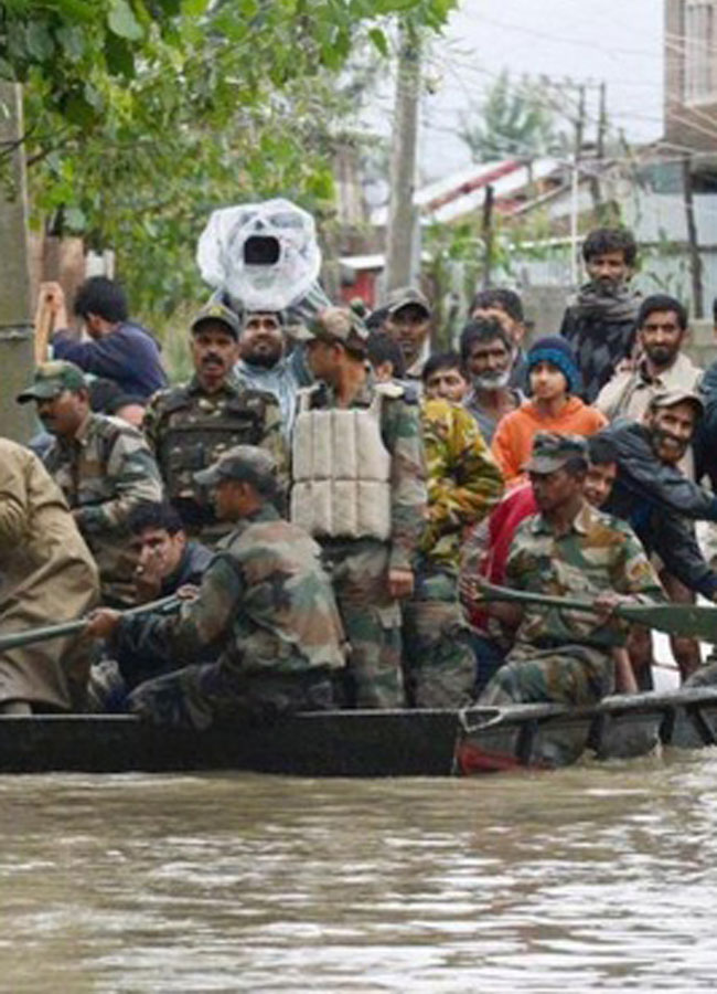 बाढ़ पीड़ि‍तों की मदद के लिए आर्मी ने झोंकी जान
