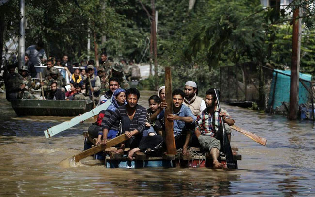 बाढ़ पीड़ि‍तों की मदद के लिए आर्मी ने झोंकी जान