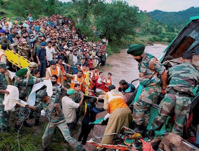 बाढ़ पीड़ि‍तों की मदद के लिए आर्मी ने झोंकी जान