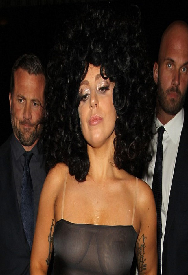 गागा न्यूड तो नहीं, पर इससे कम भी नहीं...