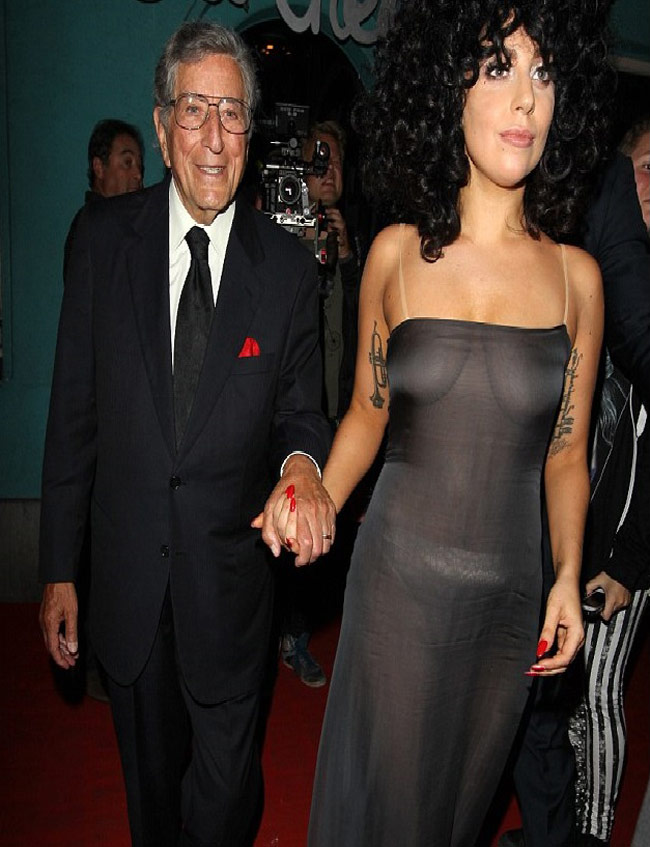 गागा न्यूड तो नहीं, पर इससे कम भी नहीं...