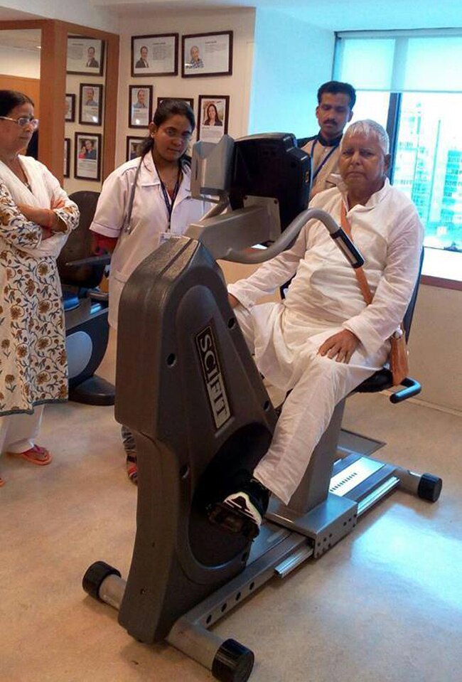 सर्जरी के बाद लालू यादव की पहली तस्वीरें