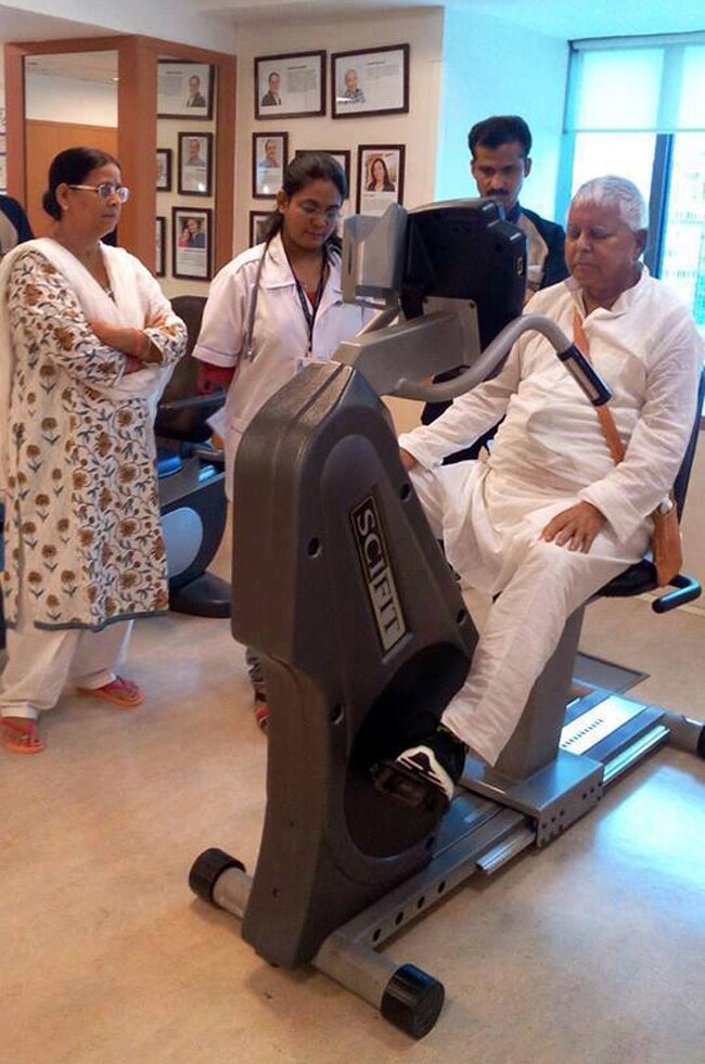 सर्जरी के बाद लालू यादव की पहली तस्वीरें