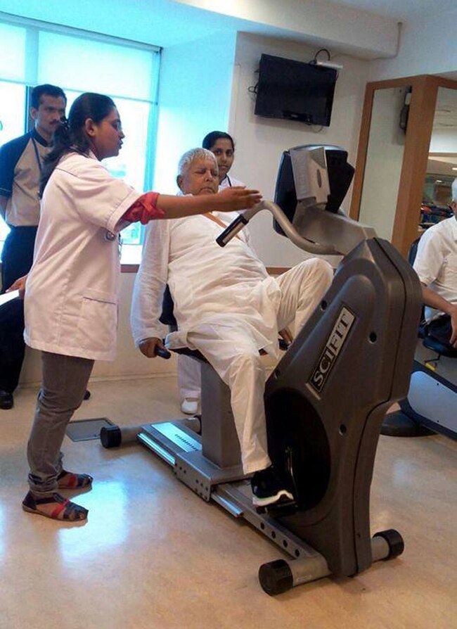 सर्जरी के बाद लालू यादव की पहली तस्वीरें