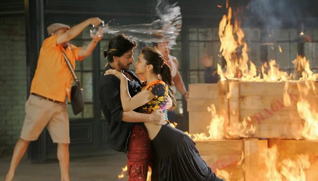 दीपिका और शाहरुख के इश्क ने वाकई में लगा दी 'आग'