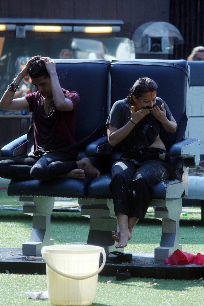 Bigg Boss 8: लग्‍जरी घर में घुसने के लिए छिड़ी जंग