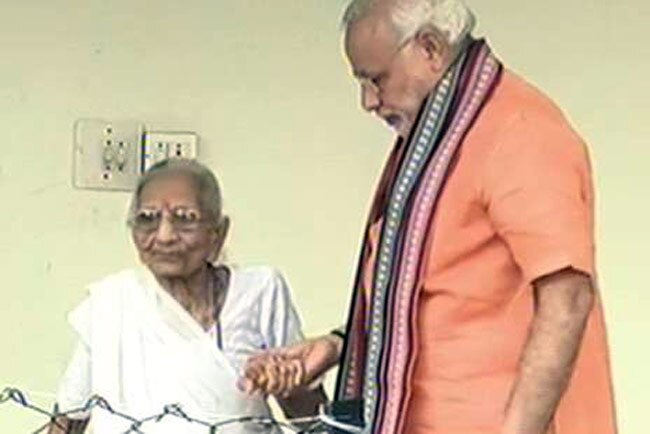 जन्मदिन पर मोदी ने लिया मां का आशीर्वाद
