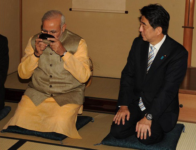 जापान में पीएम मोदी ने बजाया ड्रम