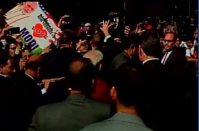 प्रधानमंत्री नरेंद्र मोदी पहुंचे अमेरिका, भव्‍य स्‍वागत