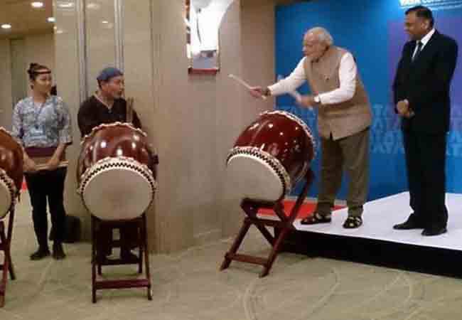 जापान में पीएम मोदी ने बजाया ड्रम