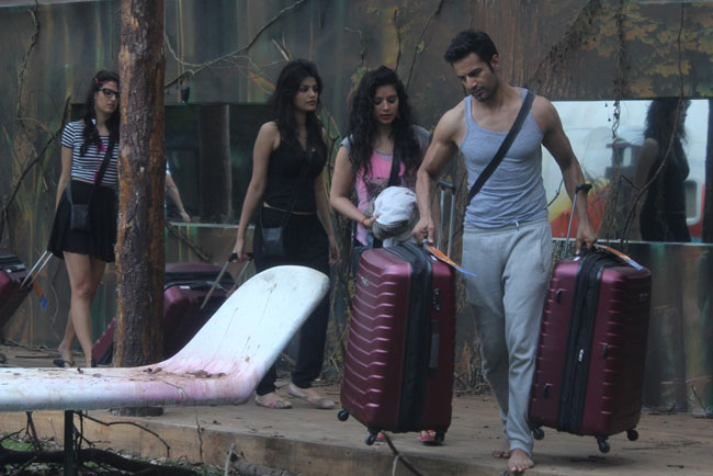 तस्वीरों में BIGG BOSS-8 का पहला दिन