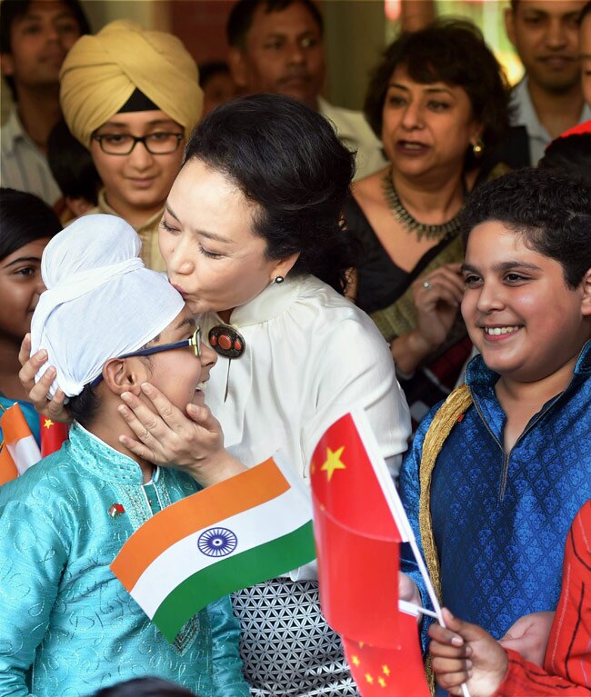 जब चीनी राष्ट्रपति ने अपनी पत्नी को भारत में पहनाया कंगन