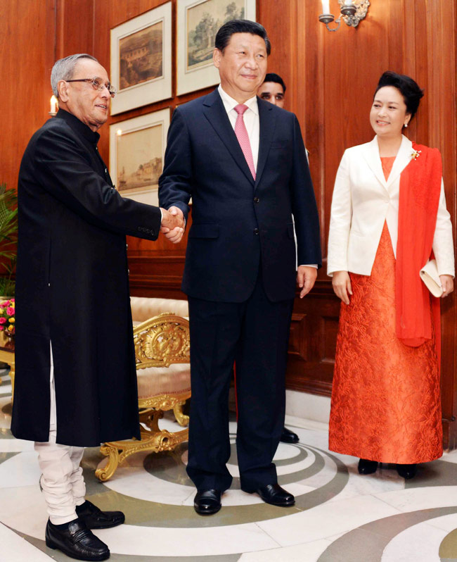 जब चीनी राष्ट्रपति ने अपनी पत्नी को भारत में पहनाया कंगन