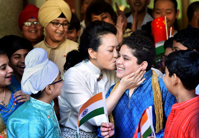 जब चीनी राष्ट्रपति ने अपनी पत्नी को भारत में पहनाया कंगन