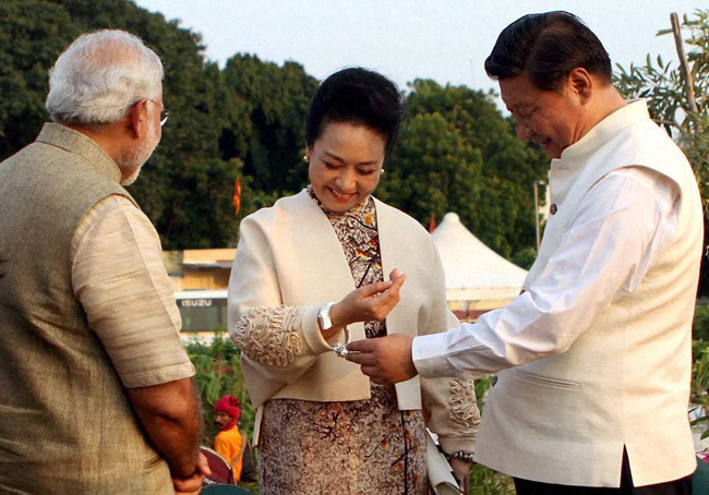 जब चीनी राष्ट्रपति ने अपनी पत्नी को भारत में पहनाया कंगन