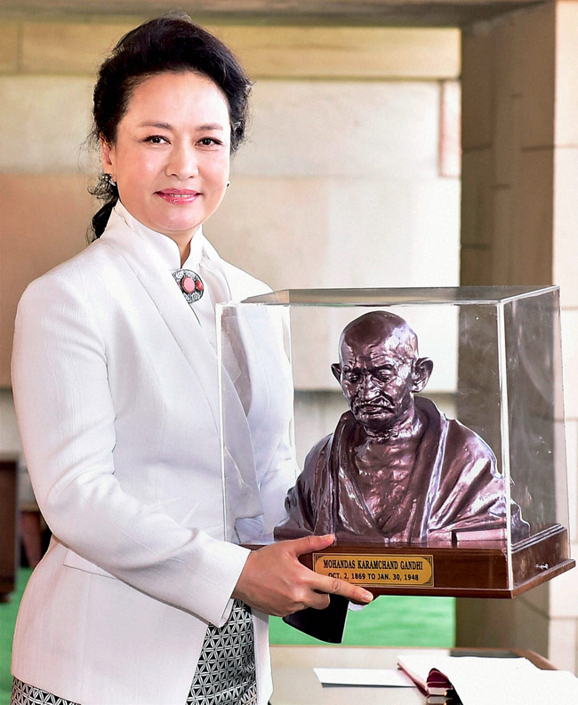 जब चीनी राष्ट्रपति ने अपनी पत्नी को भारत में पहनाया कंगन