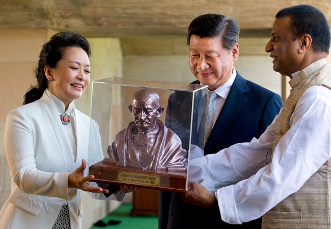 जब चीनी राष्ट्रपति ने अपनी पत्नी को भारत में पहनाया कंगन