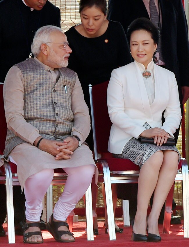 जब चीनी राष्ट्रपति ने अपनी पत्नी को भारत में पहनाया कंगन