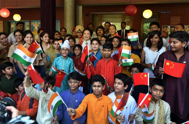 जब चीनी राष्ट्रपति ने अपनी पत्नी को भारत में पहनाया कंगन