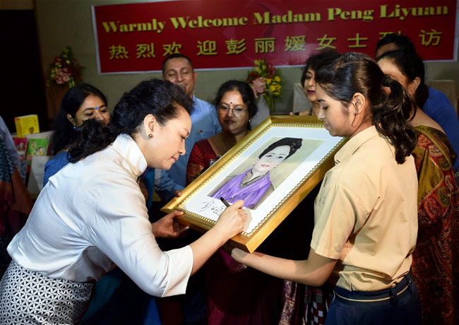 जब चीनी राष्ट्रपति ने अपनी पत्नी को भारत में पहनाया कंगन