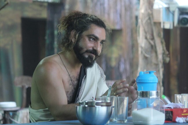 Bigg Boss 08: घर में आया प्रणीत का बर्थडे सरप्राइज