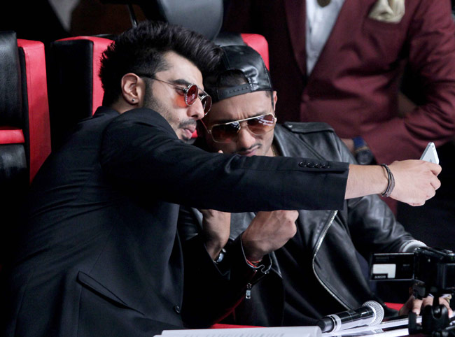 हनी सिंह के मंच पर दीपिका और अर्जुन के ठुमके