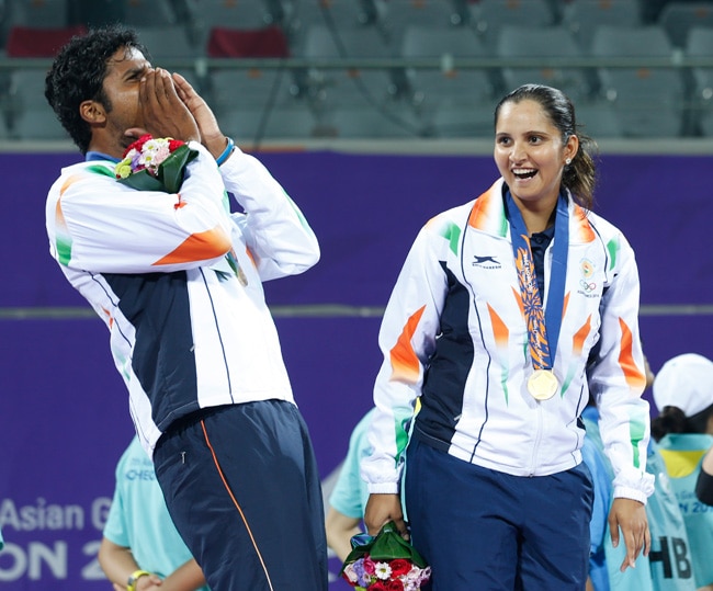 तिरंगा थाम सानिया-साकेत ने मनाया 'सुनहरा' जश्न