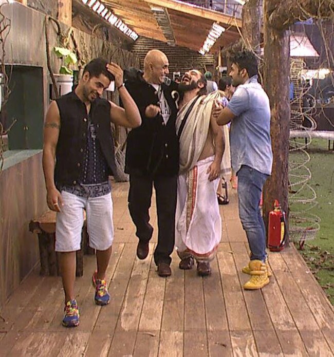 Bigg Boss 08: घर में आया प्रणीत का बर्थडे सरप्राइज