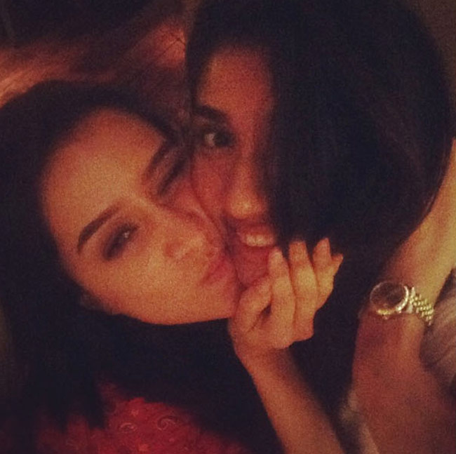 बिन मेकअप हिरोइनों की Selfie