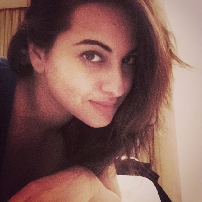 बिन मेकअप हिरोइनों की Selfie