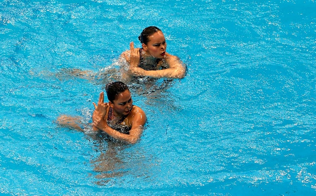 'जलपरियों' और रेत में लिपटी बीच वॉलीबॉल खिलाड़ि‍यों के करतब...