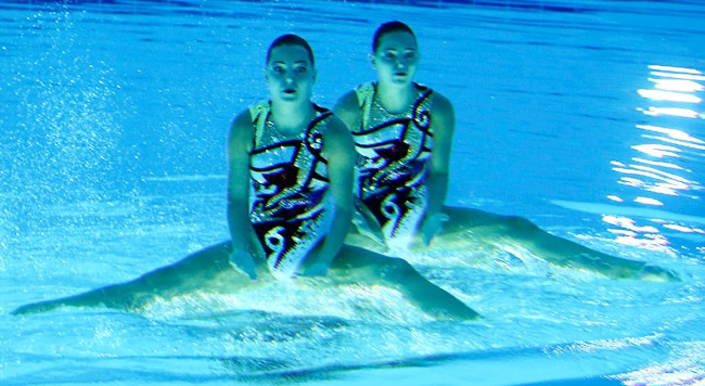 'जलपरियों' और रेत में लिपटी बीच वॉलीबॉल खिलाड़ि‍यों के करतब...