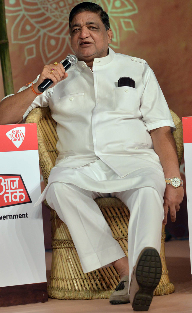 मोदी सरकार के 100 दिन पूरे, आज तक ने बैठाई पंचायत