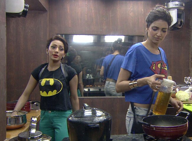 Bigg Boss 8: नॉमिनेशन का नाम, आग में डाल