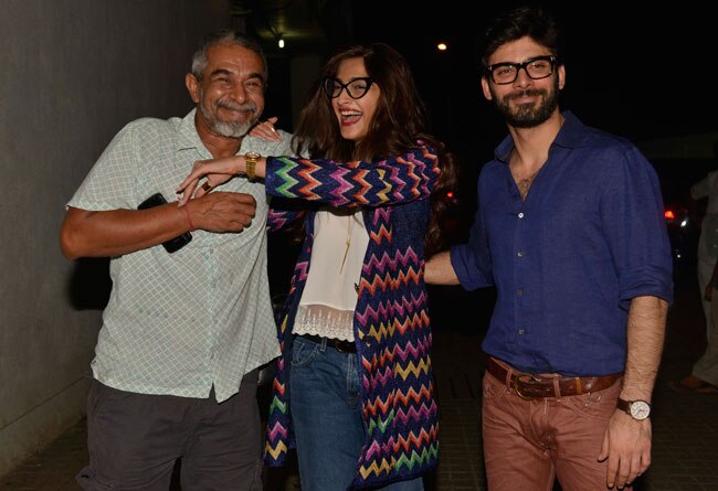 मोटा चश्मा पहन 'खूबसूरत' की स्क्रीनिंग पर पहुंचे सोनम-फवाद