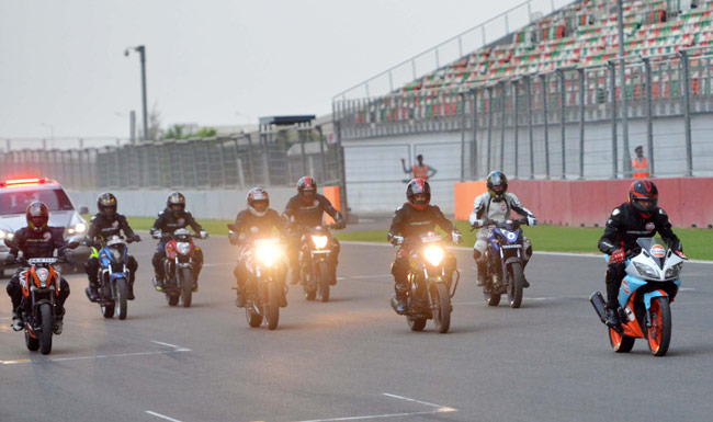 रेसिंग ट्रैक पर 'बाइकर' धोनी का जलवा