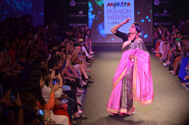 जब रैंप पर शरमाकर नाचने लगी गुत्थी