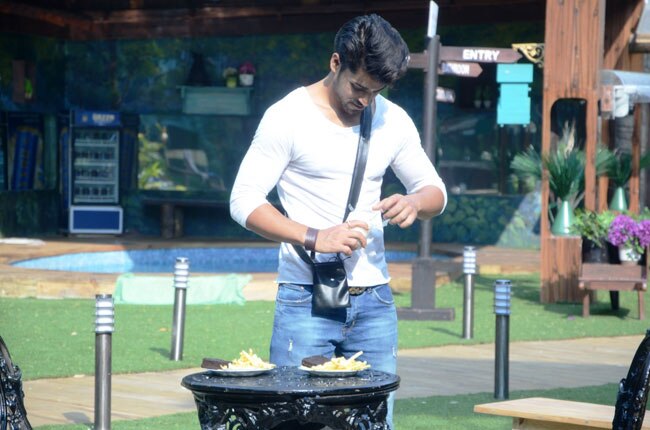 बिग बॉस-8: आज सोनाली के साथ पूल में बॉल डांस करेंगे उपेन